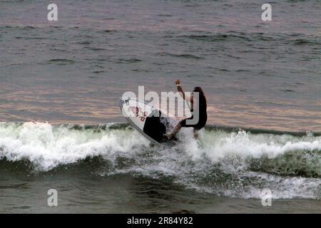 Séance de pagayage debout sur l'Atlantique. Capbreton, les Landes, France Banque D'Images