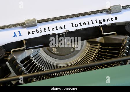 Les mots « IA Artificial Intelligence » sont dactylographiés sur une machine à écrire vintage. L'intelligence artificielle est une discipline qui étudie les systèmes informatiques intelligents capa Banque D'Images