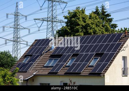 Pylônes haute tension à Herdecke avec ligne de 380 kilovolts avec pylônes jusqu'à 90 mètres de haut de l'opérateur de réseau Amprion, toit de maison avec photovoltaïque Banque D'Images