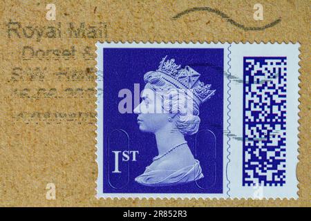 Timbre violet de classe 1st avec tête Queen Elizabeth II, collé sur l'enveloppe - timbre à code-barres, timbre code-barres UK 2022 Banque D'Images