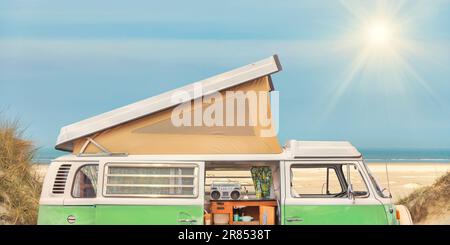 Vue latérale d'une maison mobile d'époque en face d'une plage hollandaise sur l'île d'Ameland Banque D'Images