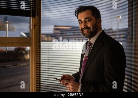 Humza Yousaf, MSP du Parti national écossais (SNP), candidat au poste de Premier ministre d'Écosse, à Lanark (Écosse), 6 mars 2023. Banque D'Images