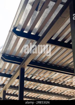 Toit en tôle et cadre en acier noir pour le garage, photo de stock Banque D'Images