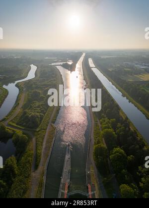 SAC de SPORT, LIER, BELGIQUE, 31 mai 2023, Vue aérienne de l'écluse entre le canal de Nete et la rivière de Nete, montrant l'écluse ou sluis d'en haut. Photo de haute qualité Banque D'Images