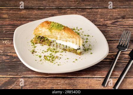 Tranche de carottes, baklava et pistache. Dessert traditionnel turc. Nom turc havuc dilimi Banque D'Images