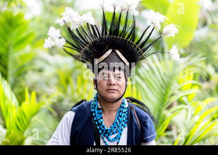 Homme de la tribu Adi Minyong de la partie nord-est de l'Inde vêtu de leurs vêtements traditionnels avec un chapeau spécial avec des plumes et la défense de sanglier, Assam Banque D'Images