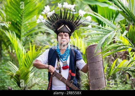 Portrait d'un homme de la tribu Adi Minyong portant une coiffe de guerrier traditionnelle, un couteau et un bouclier, Assam, nord-est de l'Inde Banque D'Images