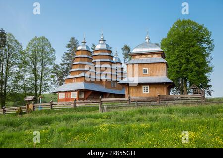 Village de Matkiv, région de Lviv, Ukraine 15 juin 2023. L'église en bois de la cathédrale de la mère de Dieu, 1838, et le clocher, 1902 - une UNESCO Banque D'Images