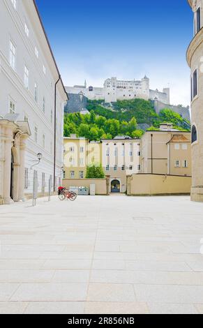 Forteresse de Hohensalzburg dans la ville de Salzbourg en Autriche, vue de la place de la Résidence (Residenzplatz), dans la vieille ville et le centre historique. Banque D'Images