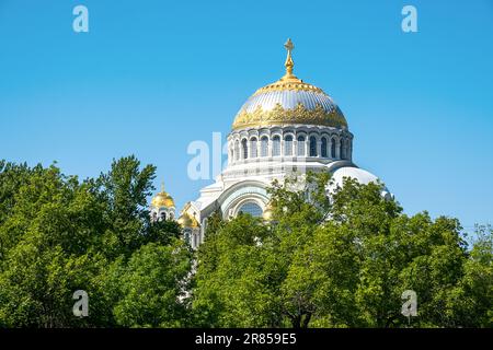 Vue sur la rue Kronstadt Cathédrale navale de Nicholas. Banque D'Images