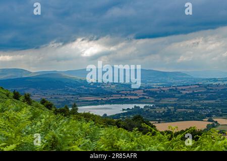 Une vue magnifique sur Mynydd Llangorse et sur le lac de Llangorse et en effet sur Pen y Fan dans le centre de Brecon BeaconsNorthern Beacons, Banque D'Images