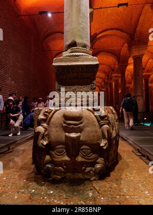A l'intérieur de l'ancienne Citerne Basilique, Istanbul, Turquie. Un visage est sculpté dans le fond de l'une des nombreuses colonnes. Banque D'Images
