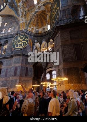 Visite du groupe à l'intérieur de la mosquée Sainte-Sophie pendant que le chef explique quelque chose au groupe, Istanbul, Turquie Banque D'Images