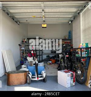 Orlando, FL États-Unis - 3 mars 2022: Un garage non organisé rempli de beaucoup de choses dans un quartier. Banque D'Images
