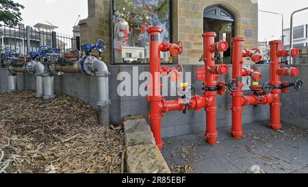 702 composants peints en rouge d'un point de rappel des pompiers au 265 Oxford Street, Paddington. Sydney-Australie. Banque D'Images