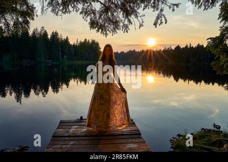 Le petit lac de la lande, Étang de la Gruère dans le canton suisse du Jura. Ambiance nocturne avec coucher de soleil. Banque D'Images