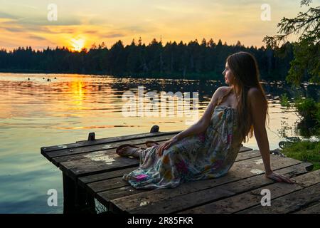 Le petit lac de la lande, Étang de la Gruère dans le canton suisse du Jura. Ambiance nocturne avec coucher de soleil. Banque D'Images