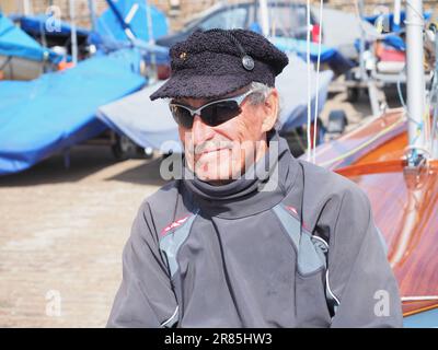 Sheerness, Kent, Royaume-Uni. 19th juin 2023. Retraité de 78 ans, Tim Bell (de Minster on Sea) a découvert qu'il avait trop tiré son canot pneumatique de la classe Scorpion sur l'immense mur de mer du Club de voile de l'île de Shepey à Sheerness par lui-même, ainsi est venu avec la nouvelle solution d'utiliser l'un de ses scooters de mobilité pour faire le travail pour lui. Le mur de la mer actuel et substantiel à Sheerness a été érigé en 1970s en raison de la construction de la barrière de la Tamise à Londres et résultant des niveaux d'eau plus élevés plus en aval quand la barrière est relevée. Crédit : James Bell/Alay Live News Banque D'Images