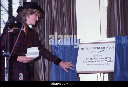 Diana, princesse de Galles, portant un chèque bleu et rouge foncé et un petit chapeau à Northampton, le 29 mars 1985, lors de l'ouverture de l'unité Cynthia Spencer Hospice Day Unitday. Photo de l'archive Henshaw Banque D'Images