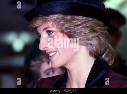 Diana, princesse de Galles, portant un chèque bleu et rouge foncé et un petit chapeau à Northampton, le 29 mars 1985, lors de l'ouverture de l'unité Cynthia Spencer Hospice Day Unitday. Photo de l'archive Henshaw Banque D'Images