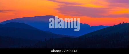 panorama d'un lever de soleil sur une montagne géante en sommeil près de helena, montana Banque D'Images