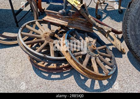 A vendre dans un tas sont vieux vieux bois rouillé ancien modèle T ou Une voiture ou des roues de camion sans caoutchouc bon état pour la restauration Banque D'Images