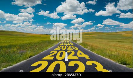Le mot 2024 à 2029 écrit sur la route au milieu de la campagne vide route asphaltée au lever du soleil doré. Concept de planification et de défi, affaires Banque D'Images