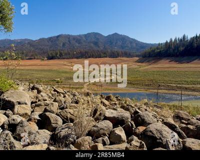 Un paysage du lac Shasta entouré de rochers et de verdure en Californie Banque D'Images