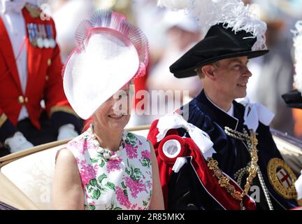 La duchesse d'Édimbourg et le duc d'Édimbourg partent après avoir assisté au Service annuel de l'ordre du Garter à la chapelle Saint-Georges, au château de Windsor, dans le Berkshire. Date de la photo: Lundi 19 juin 2023. Banque D'Images
