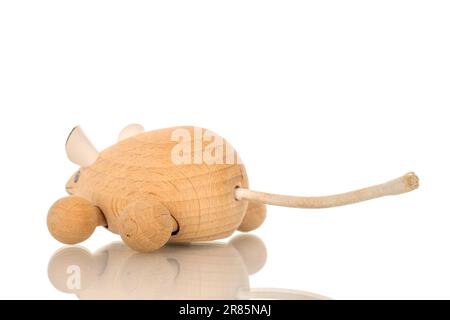 Une souris en bois, macro, isolée sur fond blanc. Banque D'Images