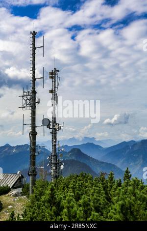 Mâts d'antenne cellulaire sur un sommet de montagne Banque D'Images