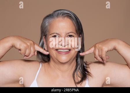 Femme européenne souriante aux cheveux gris appréciez la beauté naturelle de la peau, le style de vie, les procédures de spa résultat Banque D'Images