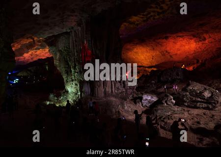 Baie d'Halong, Vietnam. 27 avril 2017. Hang Sung SOT Grotto (Grotte des surprises), suliet touristes prenant des photos. Banque D'Images