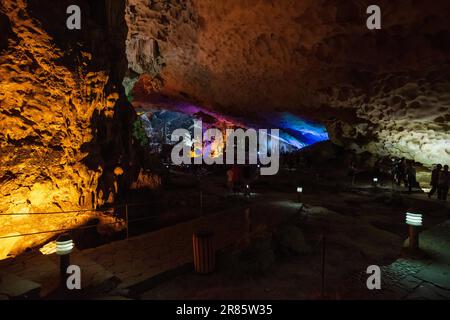 Baie d'Halong, Vietnam. 27 avril 2017. Hang Sung SOT Grotto (Grotte des surprises), suliet touristes prenant des photos. Banque D'Images