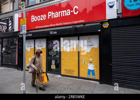 Booze Pharma-C dépanneur et hors licence qui se vend le 6th juin 2023 à Halifax, au Royaume-Uni. Halifax est une ville du quartier de Calborough dans le West Yorkshire et a été une ville de moulin prospère pendant la révolution industrielle. Aujourd'hui, alors que la ville montre des signes positifs de régénération dans certaines régions, le ralentissement économique au Royaume-Uni et d'autres facteurs récents a entraîné des signes d'une ville autrefois prospère qui se débat actuellement économiquement. Banque D'Images