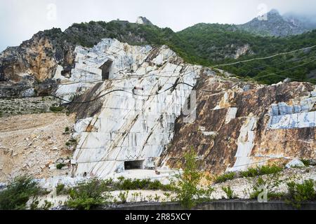 CARRARA, ITALIE - 10 juin 2023 : vue sur le site industriel de la carrière de marbre de Carrara Banque D'Images