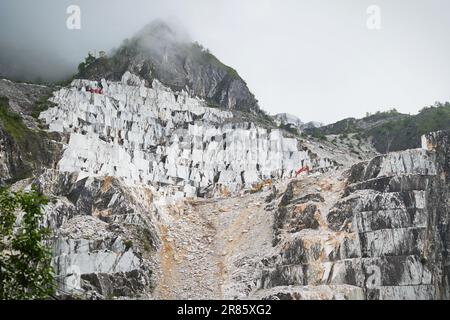 CARRARA, ITALIE - 10 juin 2023 : vue sur le site industriel de la carrière de marbre de Carrara Banque D'Images