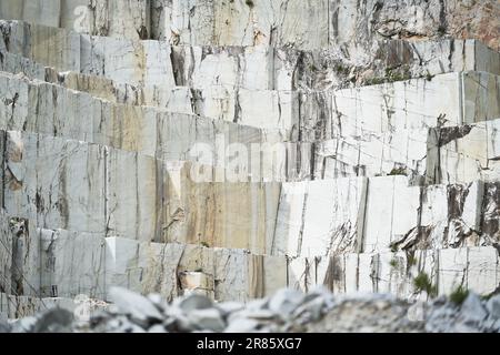 CARRARA, ITALIE - 10 juin 2023 : vue sur le site industriel de la carrière de marbre de Carrara Banque D'Images