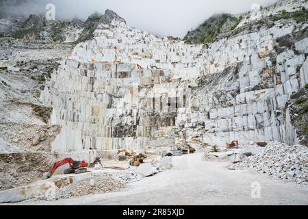 CARRARA, ITALIE - 10 juin 2023 : vue sur le site industriel de la carrière de marbre de Carrara Banque D'Images