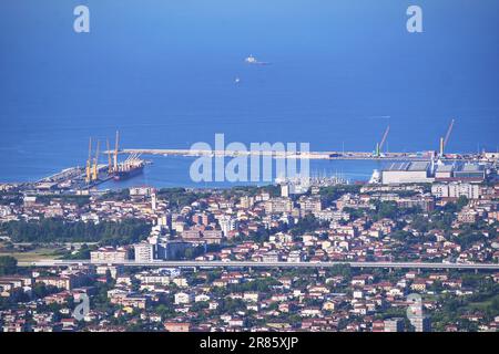 Marina di Carrara, Italie - 11 juin 2023: Vue aérienne du port de Marina di Carrara Banque D'Images