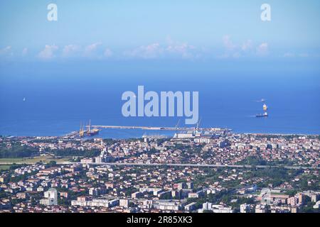 Marina di Carrara, Italie - 11 juin 2023: Vue aérienne du port de Marina di Carrara Banque D'Images