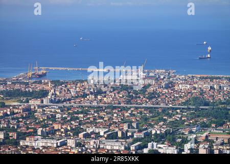 Marina di Carrara, Italie - 11 juin 2023: Vue aérienne du port de Marina di Carrara Banque D'Images
