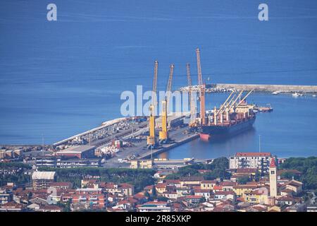 Marina di Carrara, Italie - 11 juin 2023: Vue aérienne du port de Marina di Carrara Banque D'Images