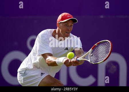 Jan Choinski en action contre Lorenzo Musetti lors du match de qualification Lucky Loser pour les célibataires masculins le premier jour des 2023 Cinch Championships au Queen's Club, Londres. Date de la photo: Lundi 19 juin 2023. Banque D'Images