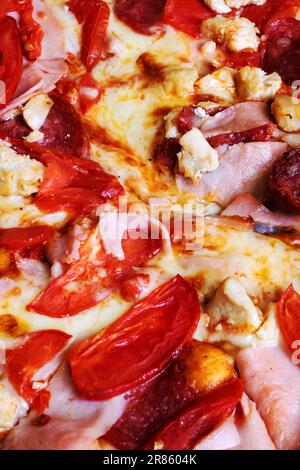 Pizza avec viande et tomates en gros plan Banque D'Images
