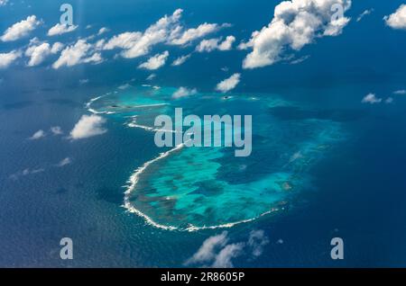 Vue aérienne de l'île en forme de coeur dans la mer des Caraïbes Banque D'Images