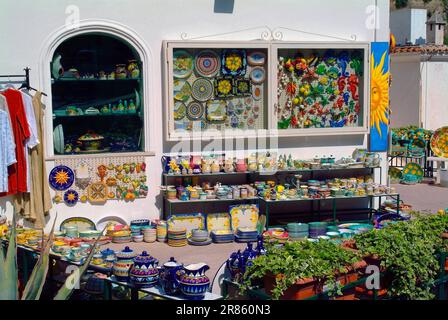 Italie Campania Costiera Amalfitana ( Côte d'Amalfi ) - Positano une boutique de céramique caractéristique Banque D'Images
