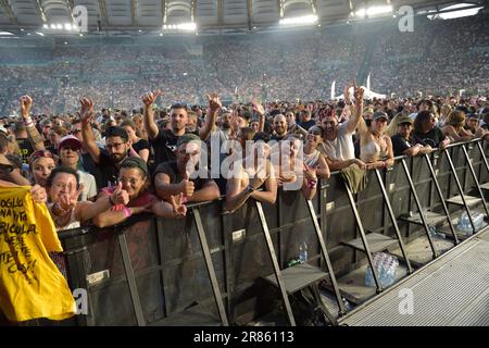 Rome, Italie. 17th juin 2023. ROME, ITALIE - JUIN 17: Les fans assistent à la Vasco Rossi se produit au Stadio Olimpico sur 17 juin 2023 à Rome, Italie. Credit: dpa/Alay Live News Banque D'Images