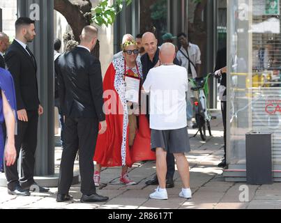 Milan, . 19th juin 2023. Milan, 19-06-2023 Mark Strong British acteur protagoniste de nombreux films, y compris le dernier 'Murder Mystery 2 avec Adam Sandler et Jennifer Aniston, après avoir assisté au défilé de mode Armani, Va au déjeuner dans le restaurant Armani en plein centre.a la fin une courte promenade escortée par quelques gardes du corps jusqu'au retour à l'hôtel. Crédit : Agence photo indépendante/Alamy Live News Banque D'Images