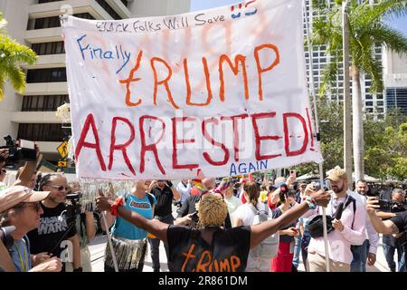 MIAMI, Floride – 13 juin 2023 : des manifestants et d'autres sont vus près d'un palais de justice fédéral de Miami avant l'incendie de l'ancien président Donald Trump. Banque D'Images